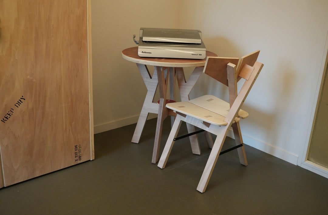 <alt="Espace de bureaux aménagé par Kozto avec du mobilier en bois de réemploi">