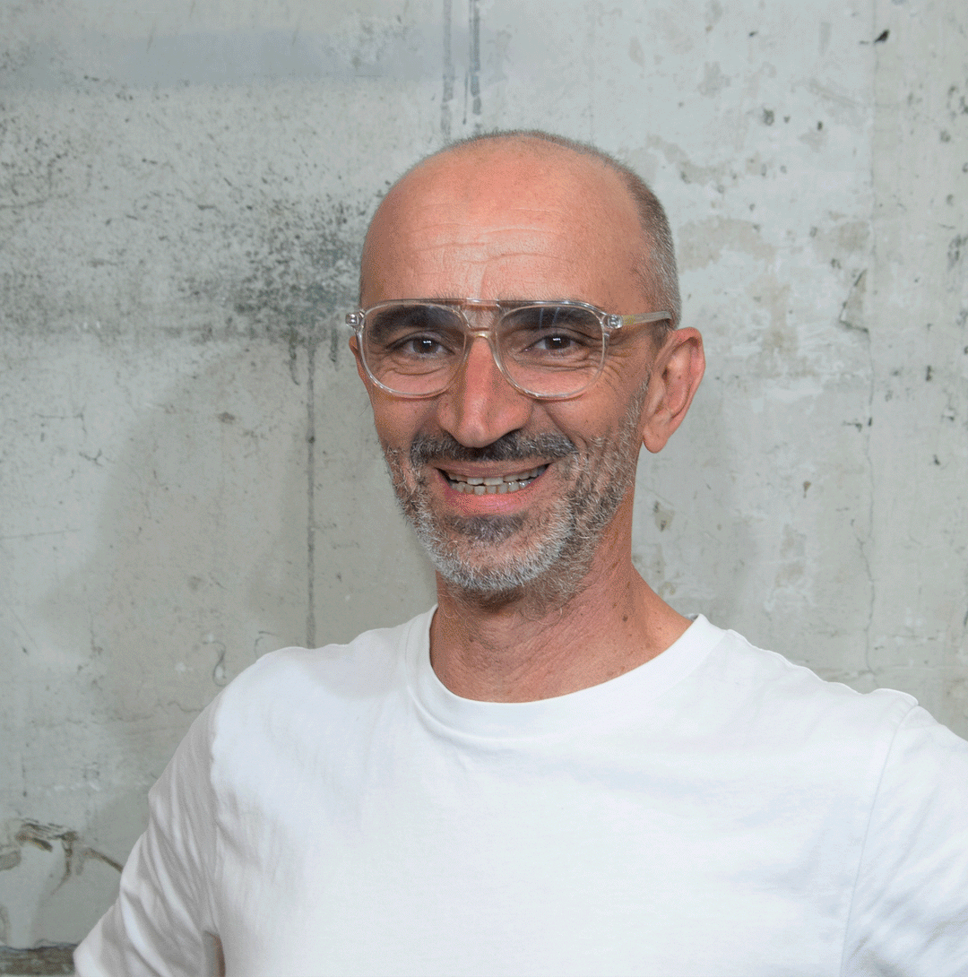 alt="Christophe et l’équipe Kozto dans leur atelier, entre design et réemploi">