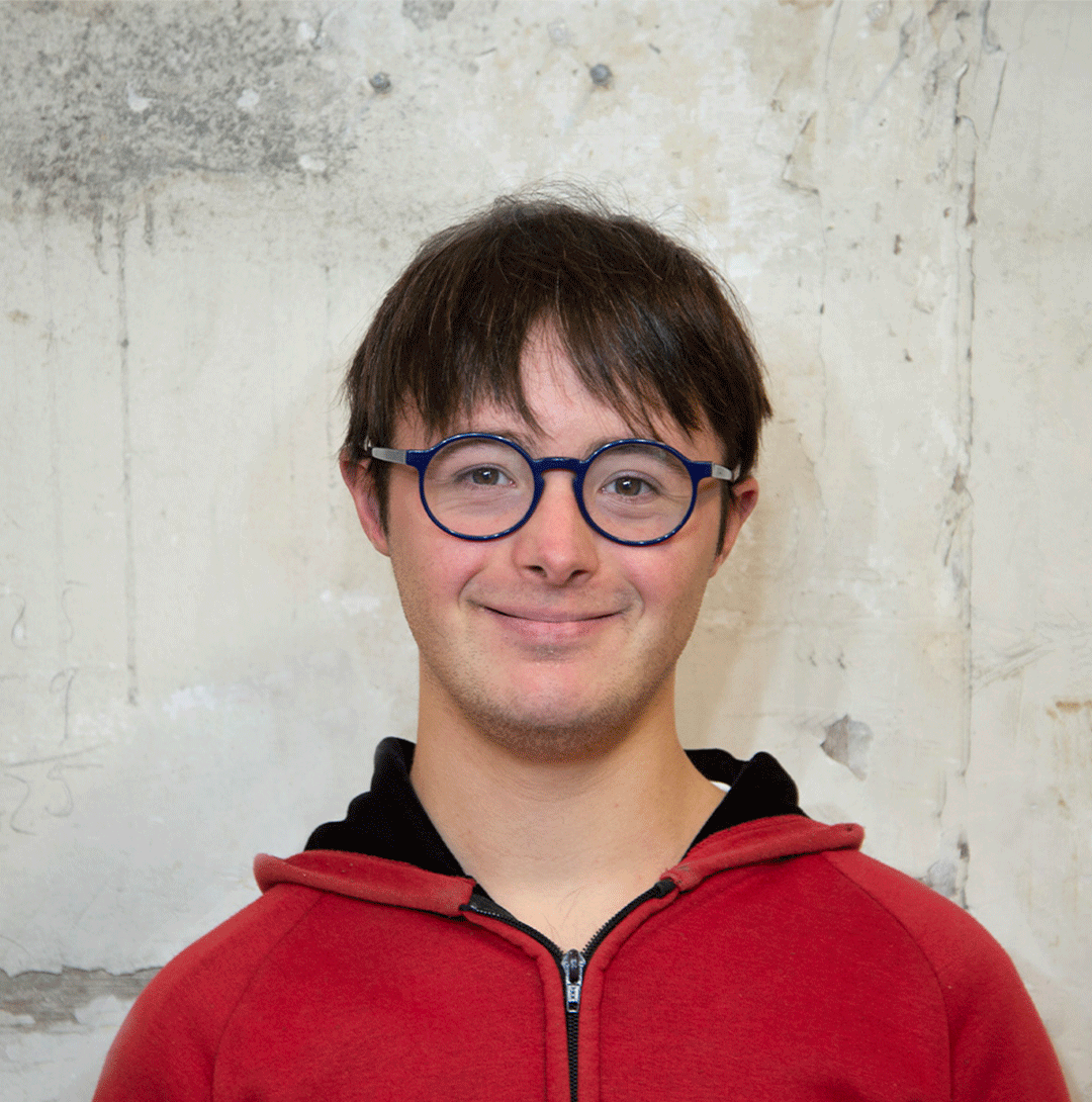 <alt="Leonard et l’équipe Kozto dans leur atelier, entre design et réemploi">