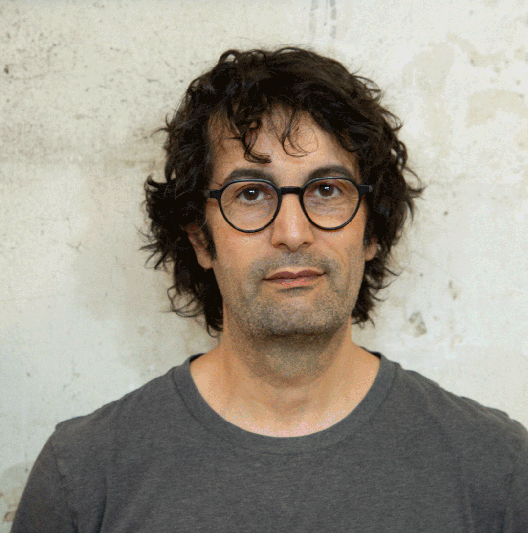 <alt="Nicolas et l’équipe Kozto dans leur atelier, entre design et réemploi">