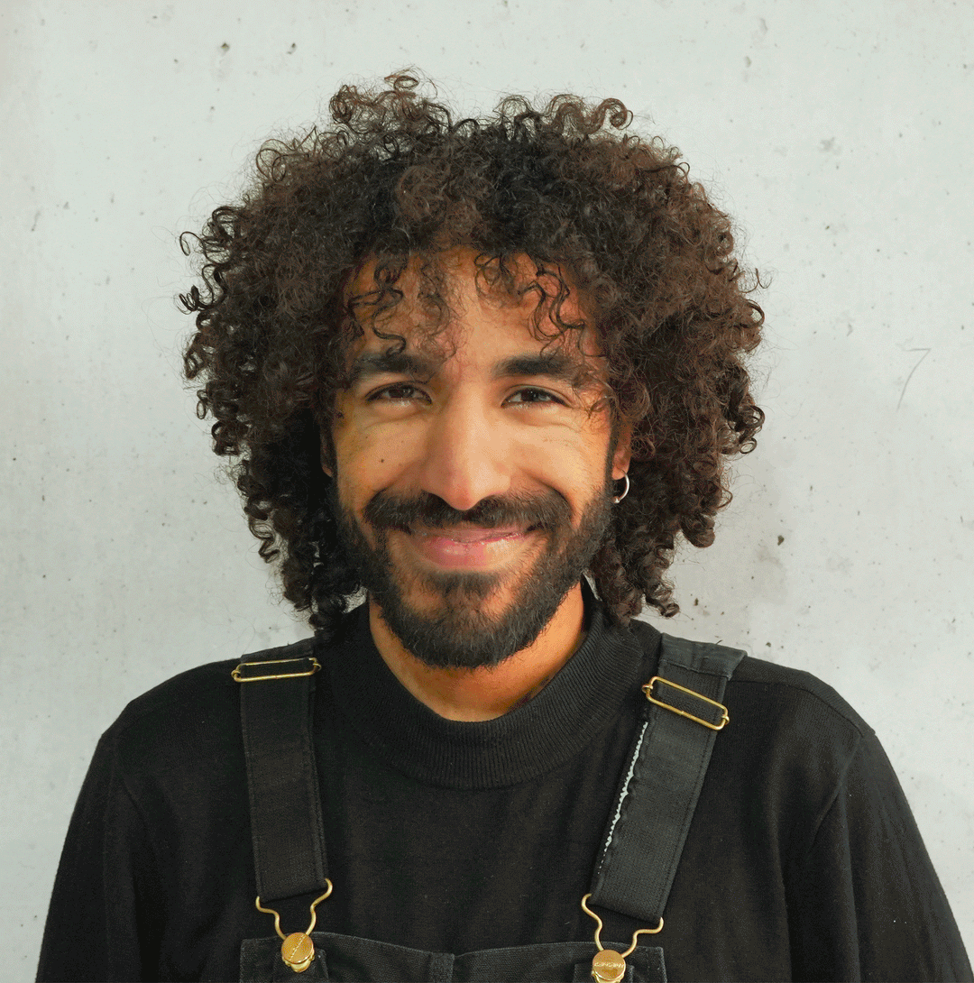 <alt="Sami et l’équipe Kozto dans leur atelier, entre design et réemploi">