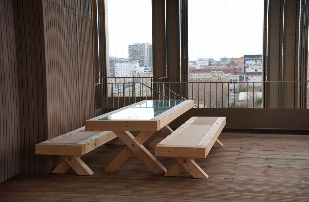 <alt="Terrasse aménagée avec du mobilier en bois réemployé conçu par Kozto">