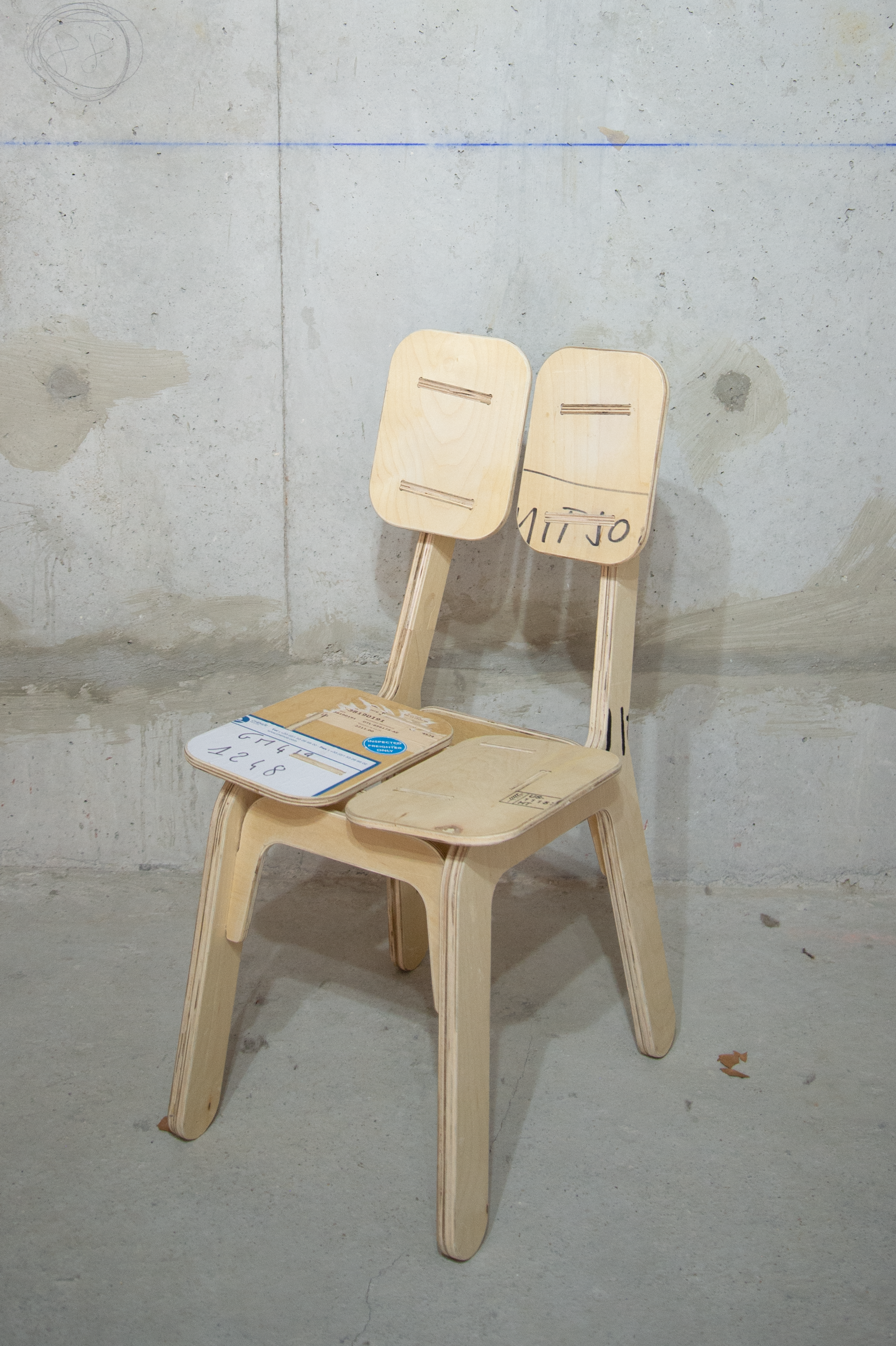 alt="Fabrication artisanale de la chaise CH-01 en bois récupéré, dans l’atelier Kozto">