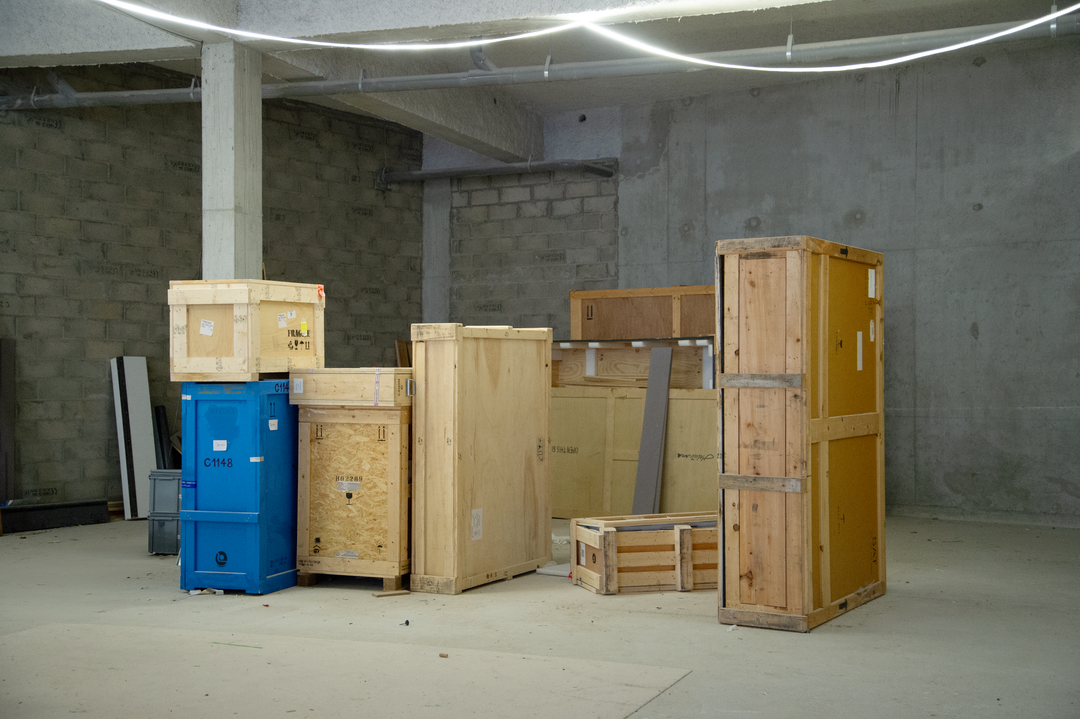 <alt="Caisse en bois réemployé fabriquée par Kozto, structure simple et robuste">