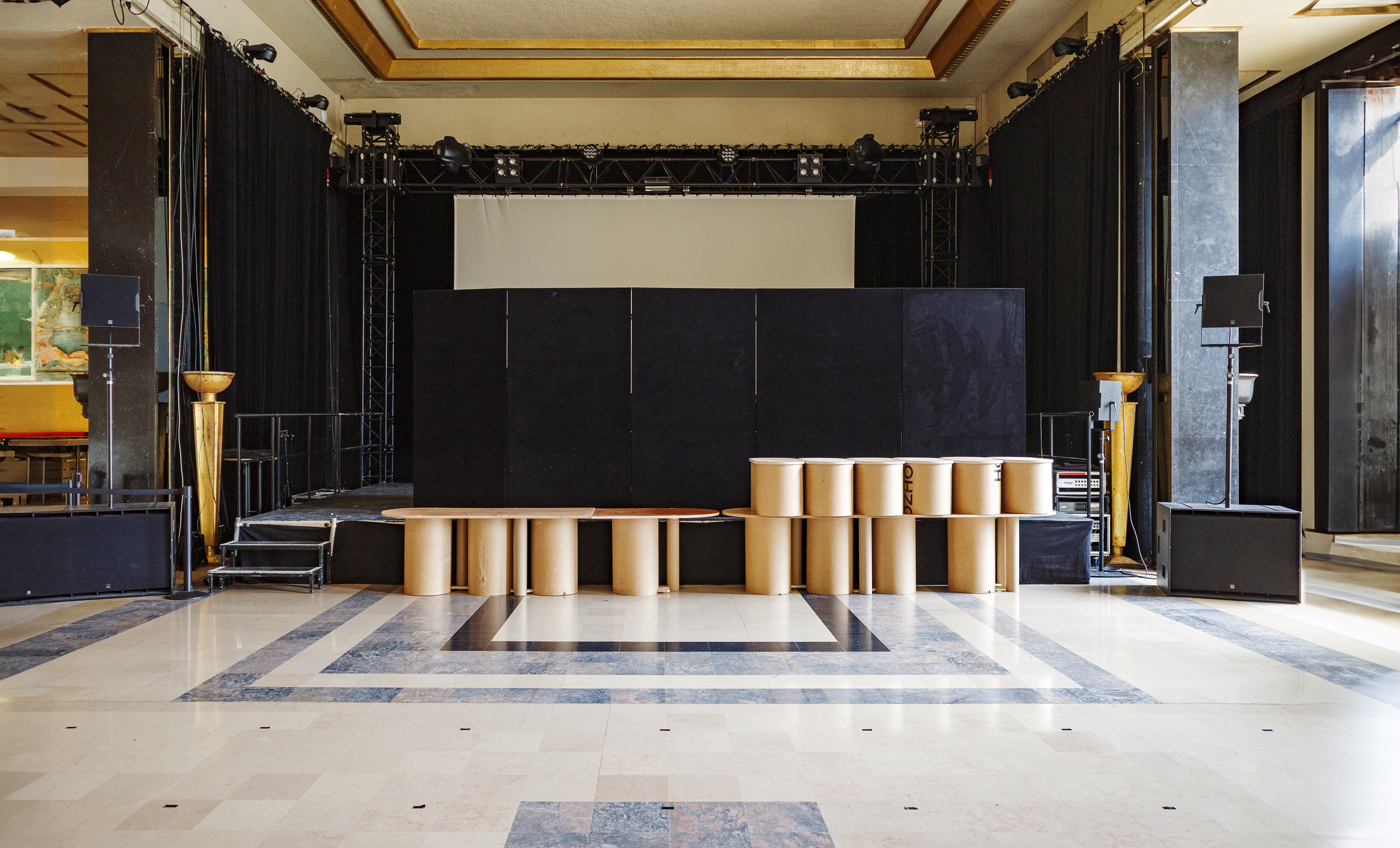 <alt="Détail des matériaux récupérés utilisés par Kozto pour l’espace jeune public du Théâtre de Chaillot">