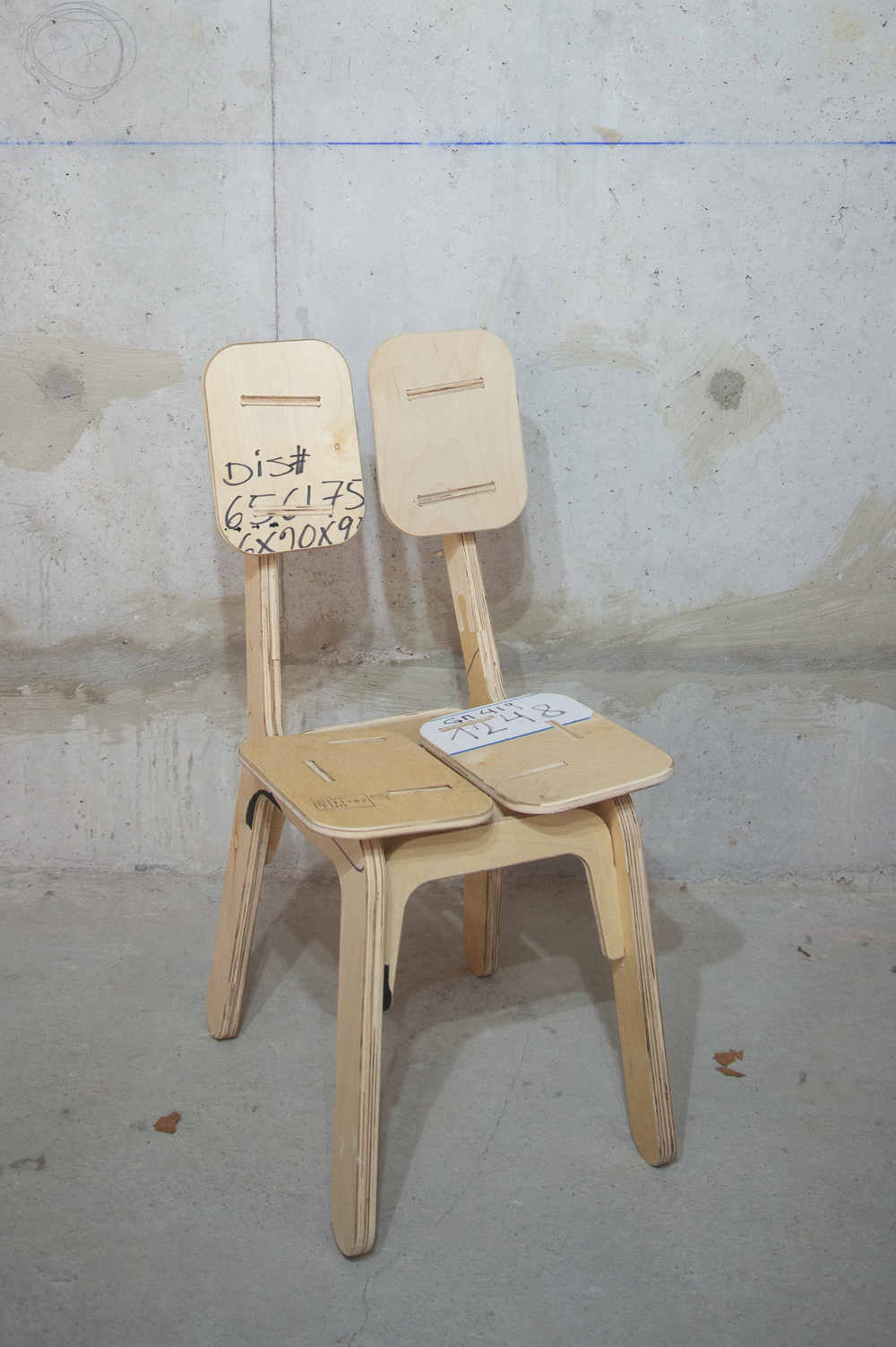 <alt="Chaise CH-01 conçue par Kozto, en bois de réemploi avec structure épurée">