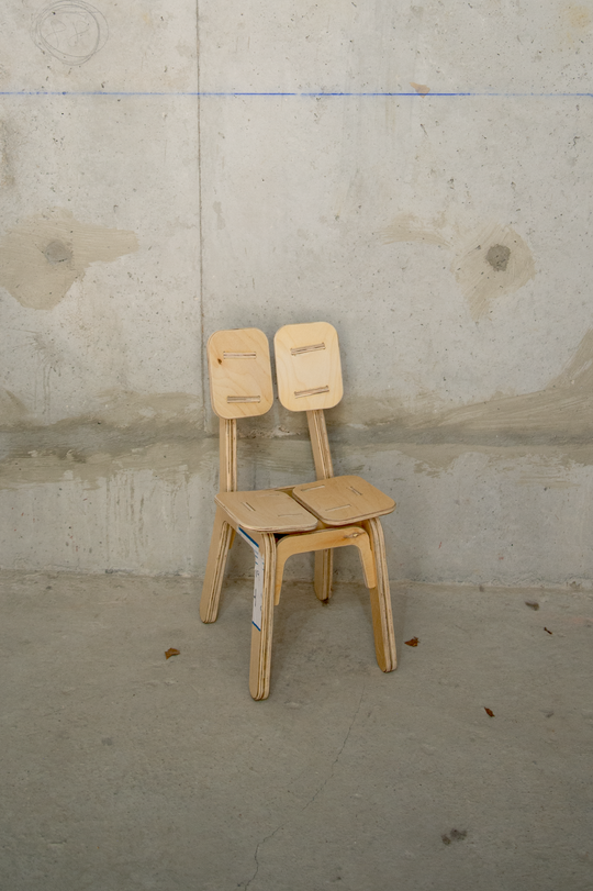 <alt="Chaise CH-01 conçue par Kozto, en bois de réemploi avec structure épurée">