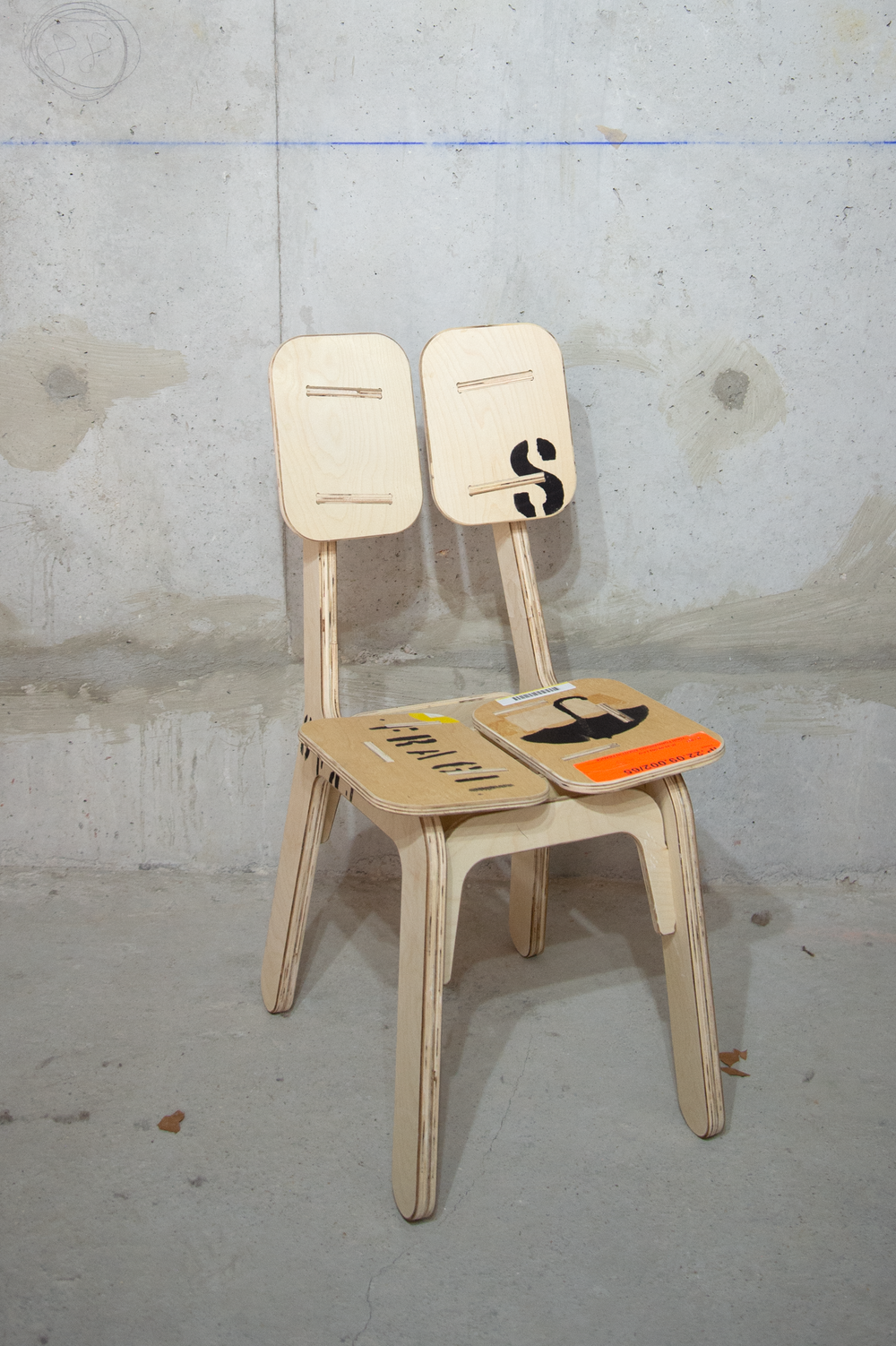 alt="Chaise CH-01 réalisée en matériaux de réemploi dans une démarche de design circulaire par Kozto">