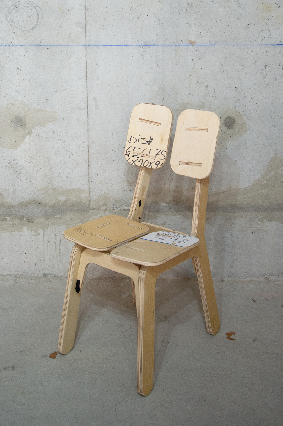 < alt="Chaise CH-01 conçue par Kozto, en bois de réemploi avec structure épurée">