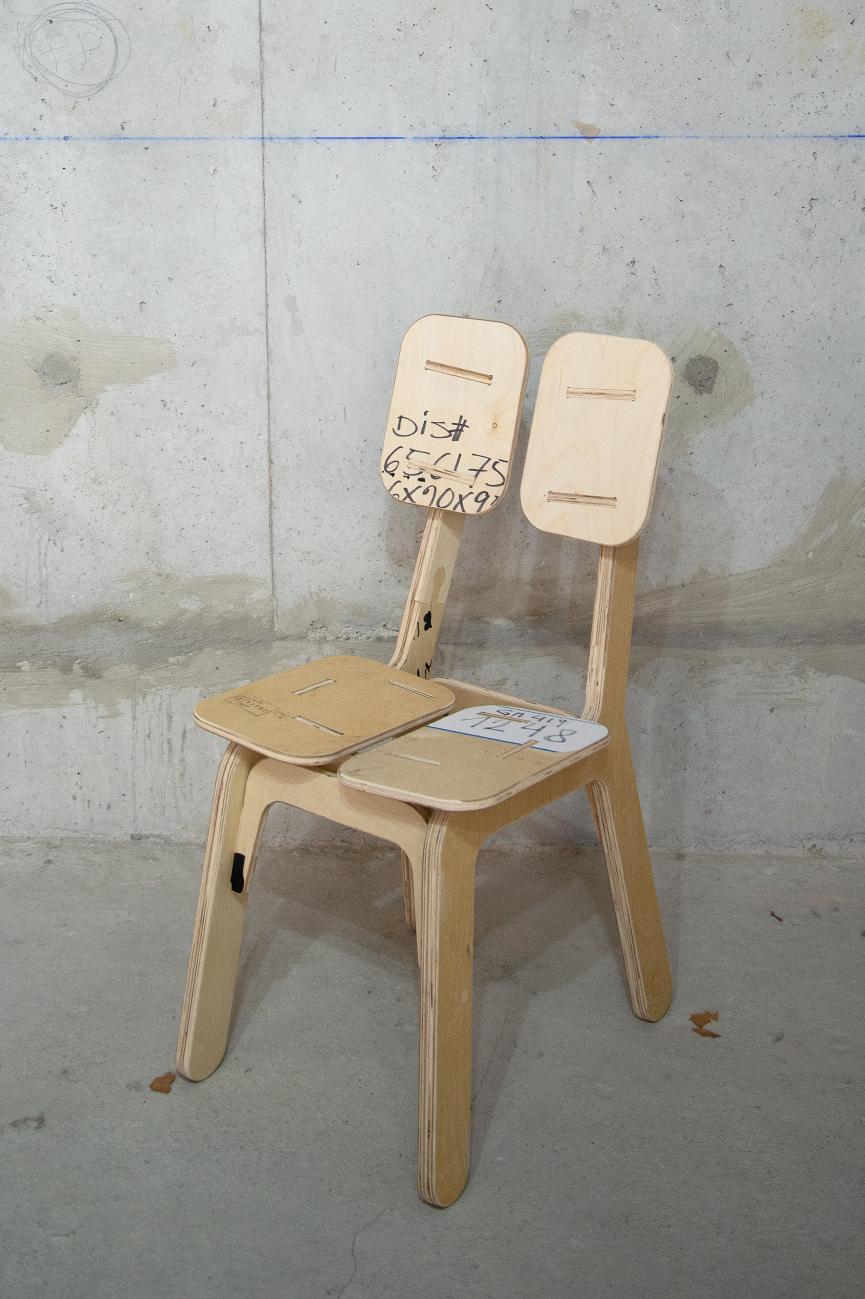 < alt="Chaise CH-01 conçue par Kozto, en bois de réemploi avec structure épurée">