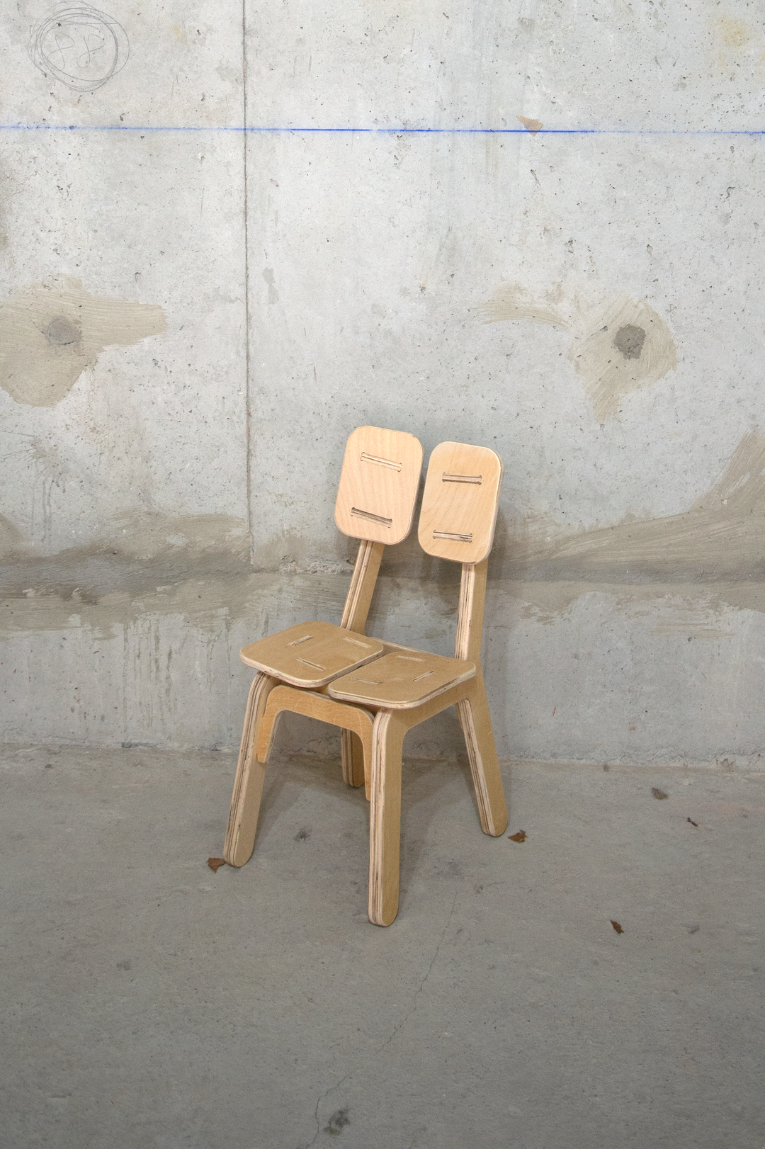 <alt="Chaise CH-01 réalisée en matériaux de réemploi dans une démarche de design circulaire par Kozto">