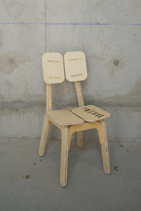 alt="Chaises CH-01 utilisées dans un espace partagé, mobilier Kozto en bois recyclé">