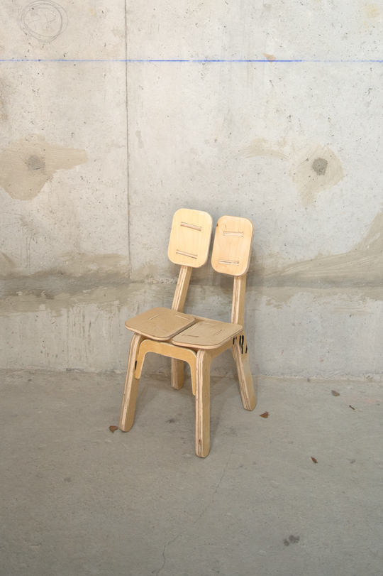 <alt="Chaise CH-01 réalisée en matériaux de réemploi dans une démarche de design circulaire par Kozto">