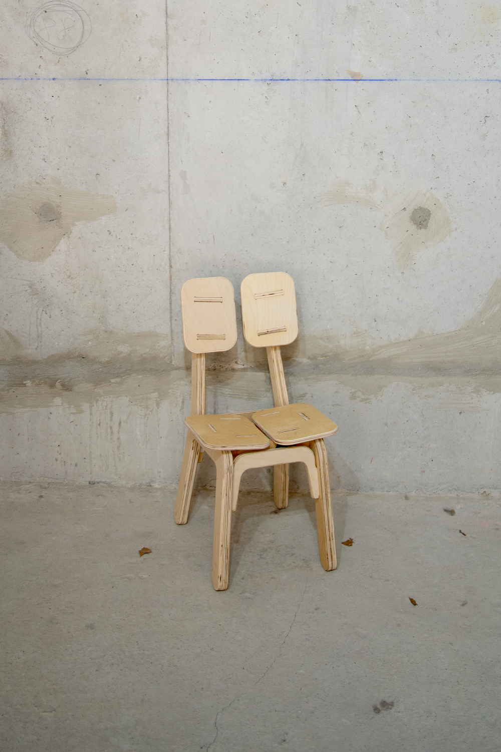 <alt="Chaise CH-01 réalisée en matériaux de réemploi dans une démarche de design circulaire par Kozto">