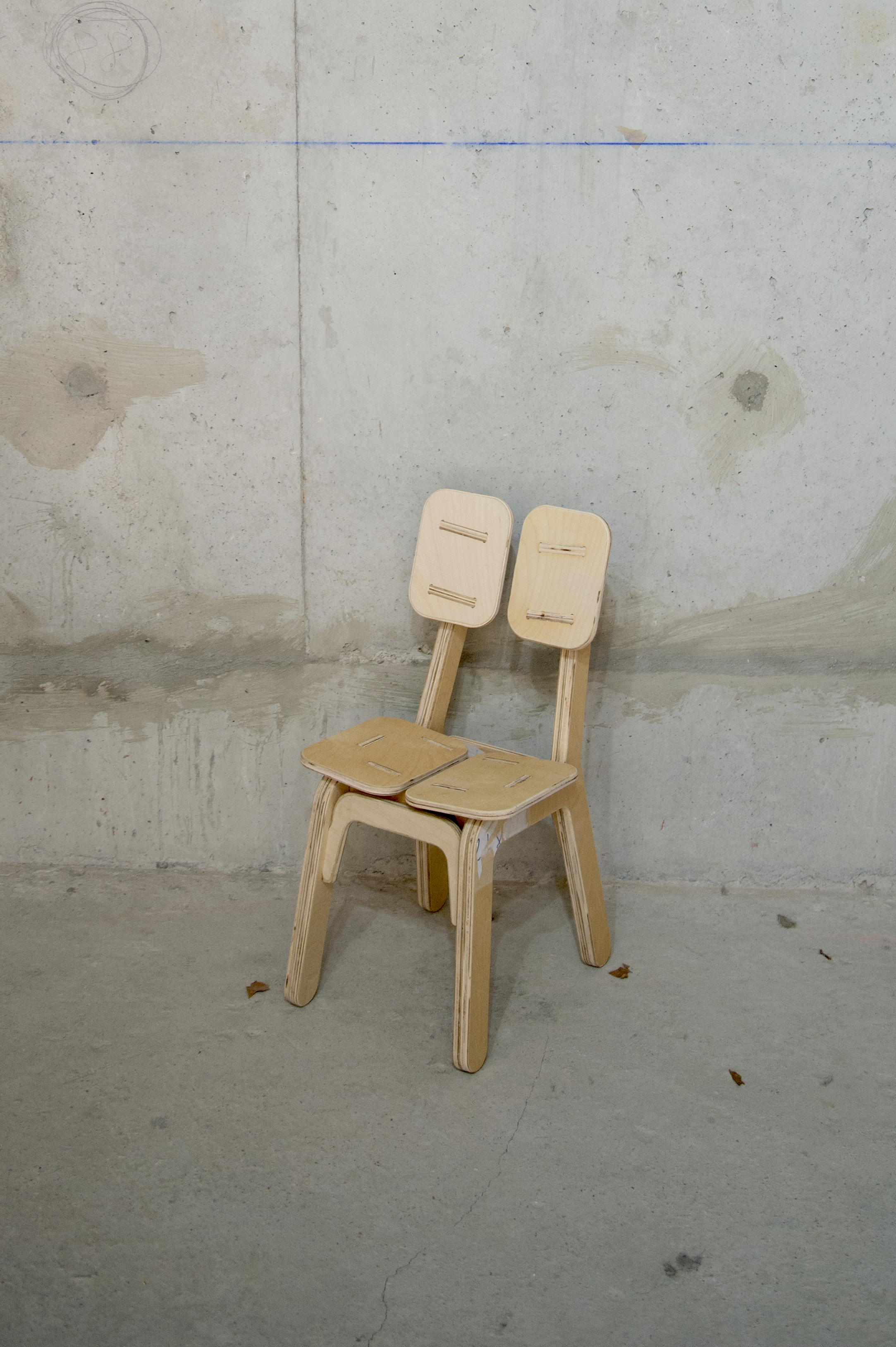 <alt="Détail de l’assemblage et des finitions de la chaise CH-01, design Kozto">