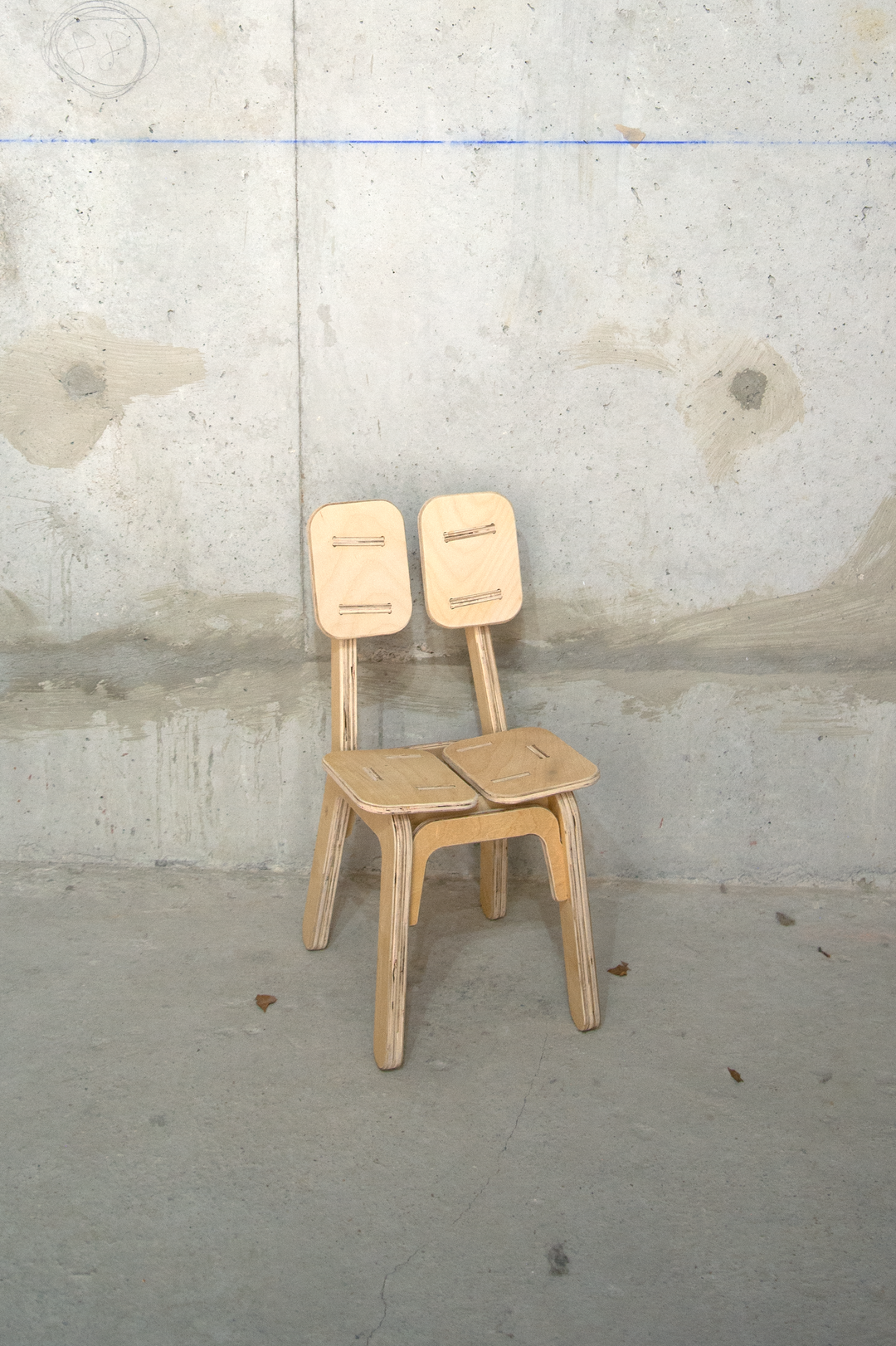 alt="Chaises CH-01 utilisées dans un espace partagé, mobilier Kozto en bois recyclé">