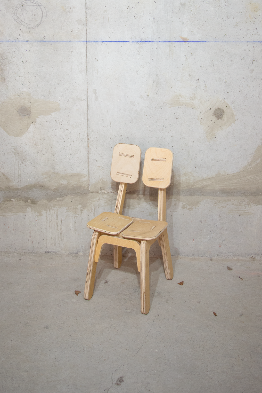 <alt="Chaise CH-01 réalisée en matériaux de réemploi dans une démarche de design circulaire par Kozto">