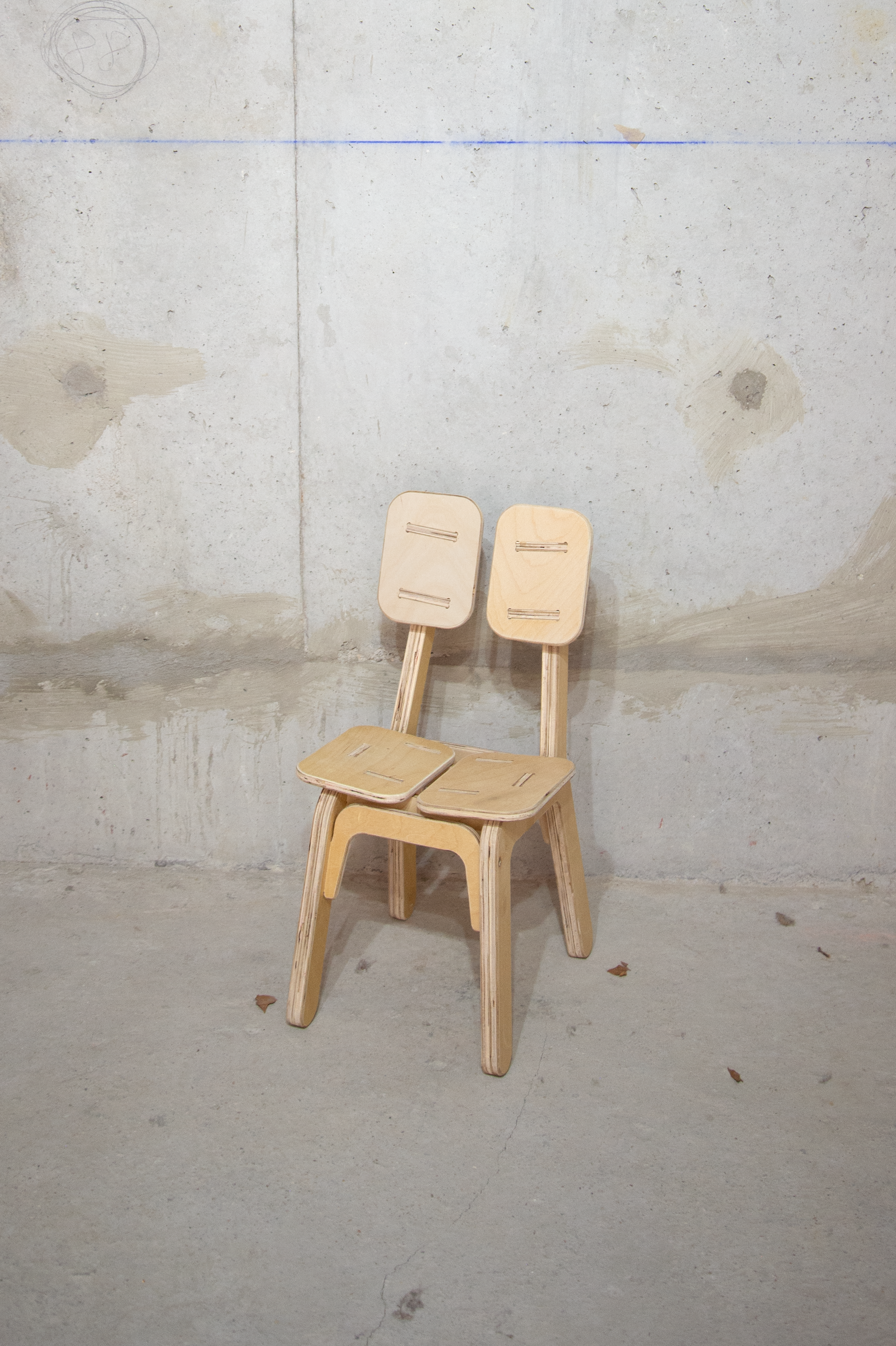 <alt="Chaise CH-01 réalisée en matériaux de réemploi dans une démarche de design circulaire par Kozto">