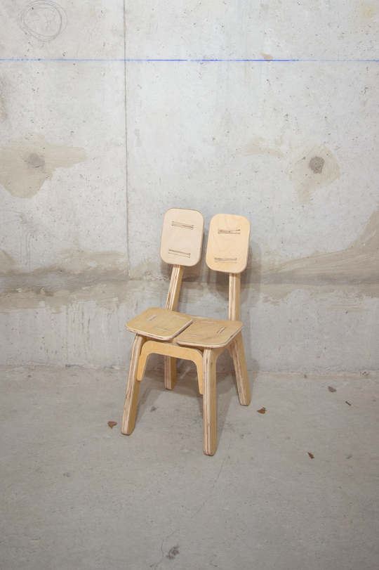 <alt="Chaise CH-01 réalisée en matériaux de réemploi dans une démarche de design circulaire par Kozto">