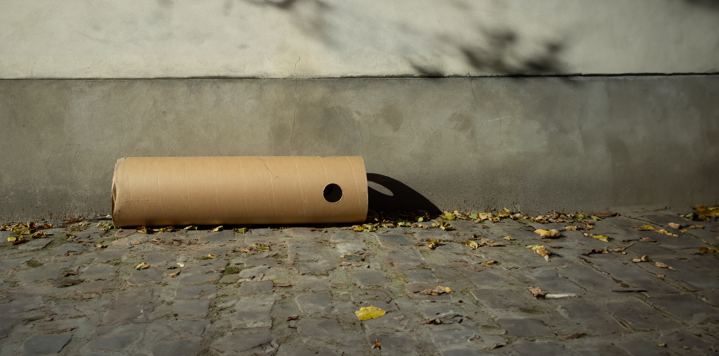 <alt="Feuilles de carton récupéré utilisées comme matériau dans un projet Kozto">