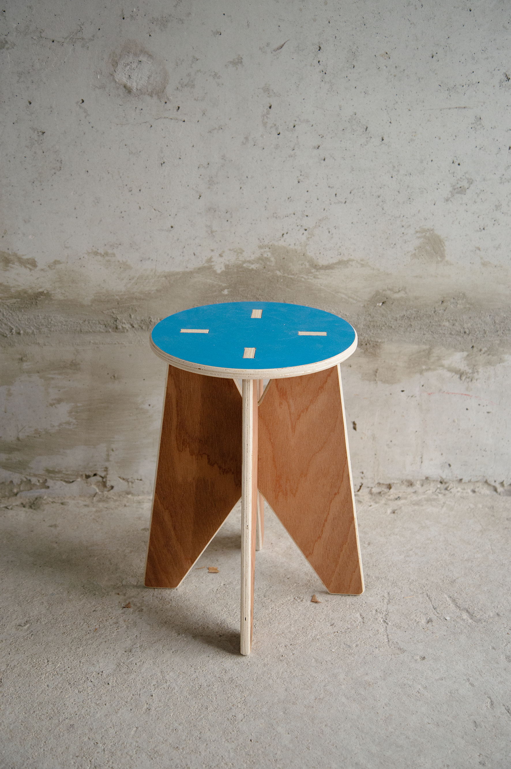 <alt="Tabouret issu du réemploi de matériaux, dans une démarche de design circulaire par Kozto">