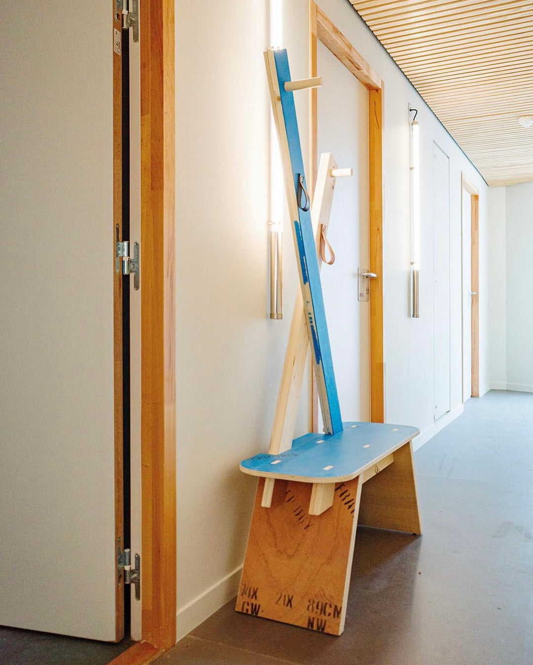 <alt="Patère en bois réemployé conçue par Kozto pour les studios de La Métropolitaine">