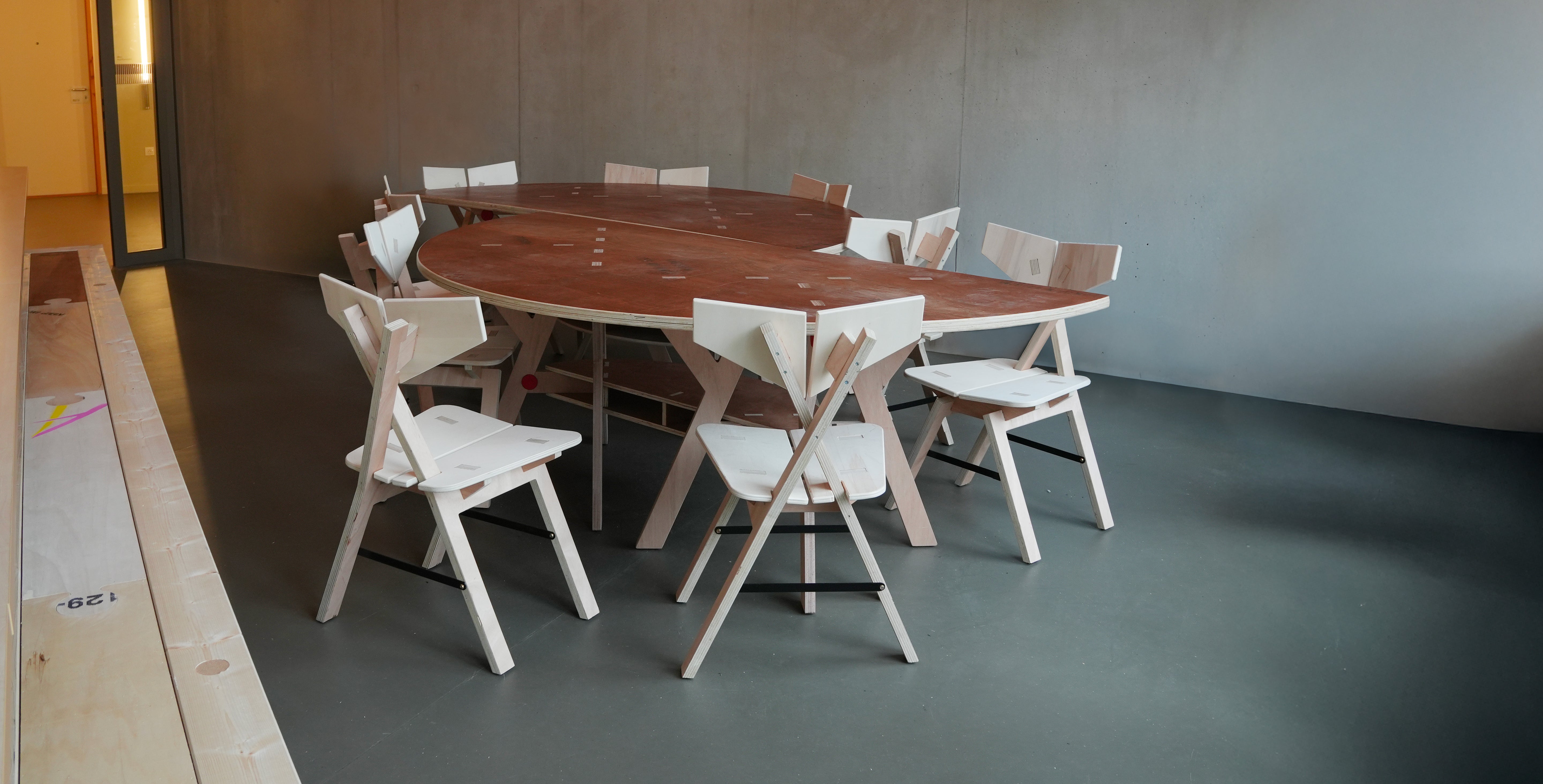<alt="Table de salle d’études conçue par Kozto pour La Métropolitaine, réalisée en bois de réemploi">