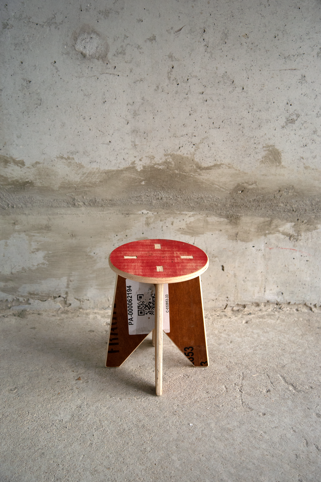 <alt="Tabouret Kozto empilable conçu avec des pièces réutilisables en bois recyclé">