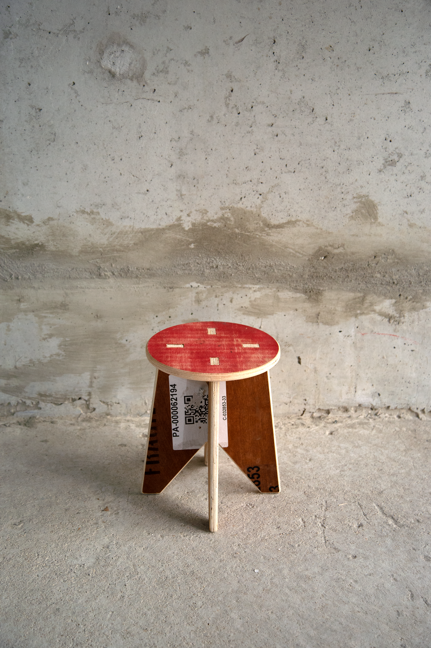 <alt="Tabouret Kozto empilable conçu avec des pièces réutilisables en bois recyclé">