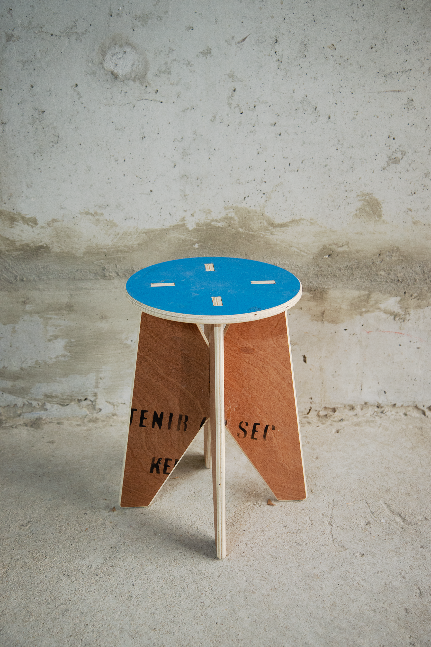 <alt="Tabouret Kozto en cours de fabrication dans l’atelier, assemblage de matériaux récupérés">