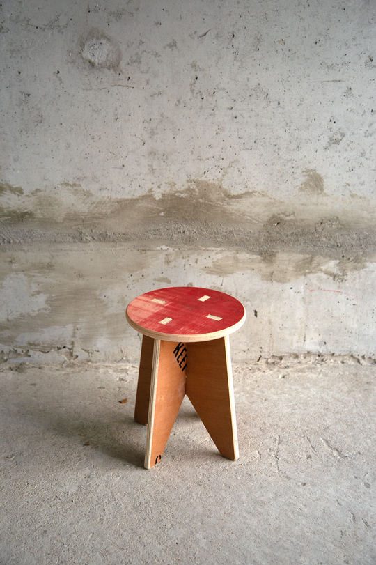 <alt="Tabouret rouge Kozto empilable conçu avec des pièces réutilisables en bois recyclé">