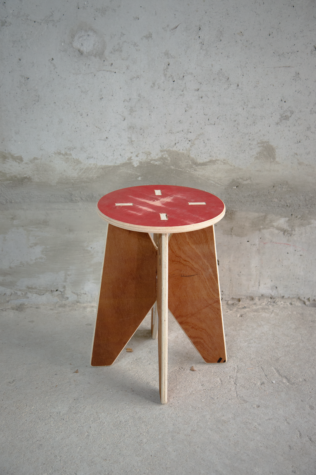 alt="Tabouret Kozto en cours de fabrication dans l’atelier, assemblage de matériaux récupérés">