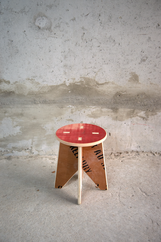 <alt="Tabouret issu du réemploi de matériaux, dans une démarche de design circulaire par Kozto">