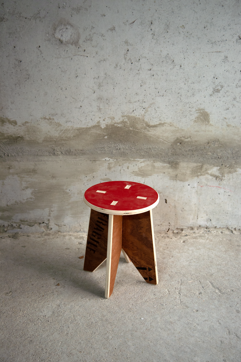 alt="Tabouret Kozto empilable conçu avec des pièces réutilisables en bois recyclé">