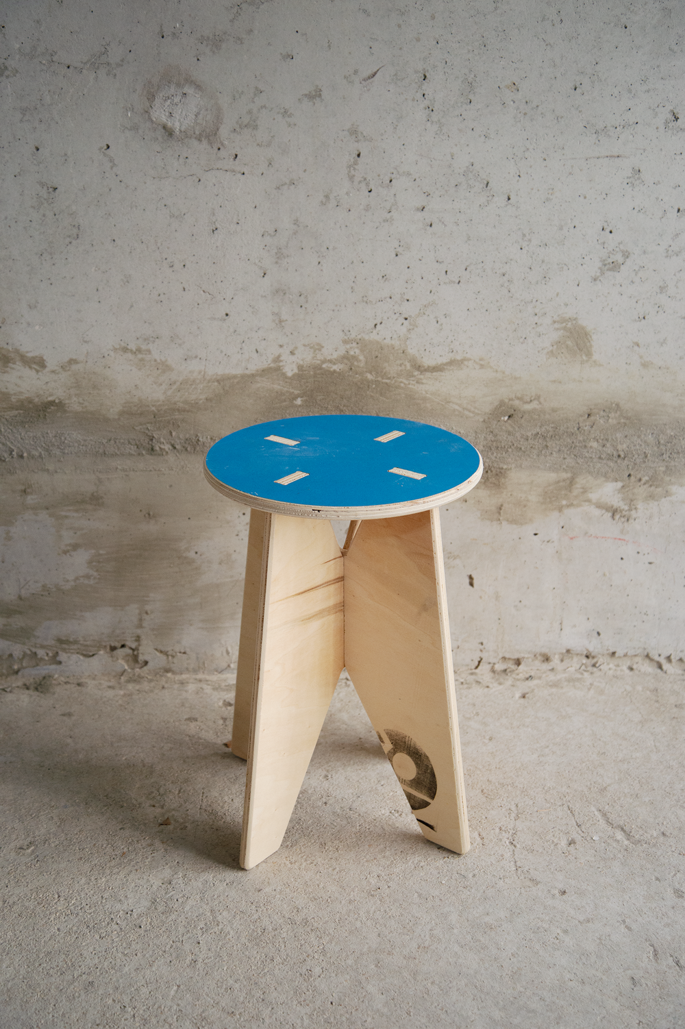 <alt="Tabouret Kozto utilisé dans un espace partagé, mobilier fonctionnel et responsable">