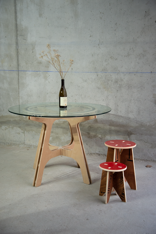<alt="Tabouret Kozto utilisé dans un espace partagé, mobilier fonctionnel et responsable">