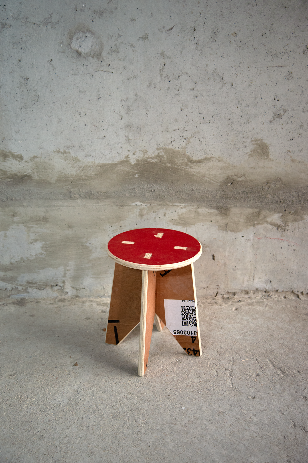 <alt="Tabouret Kozto en cours de fabrication dans l’atelier, assemblage de matériaux récupérés">
