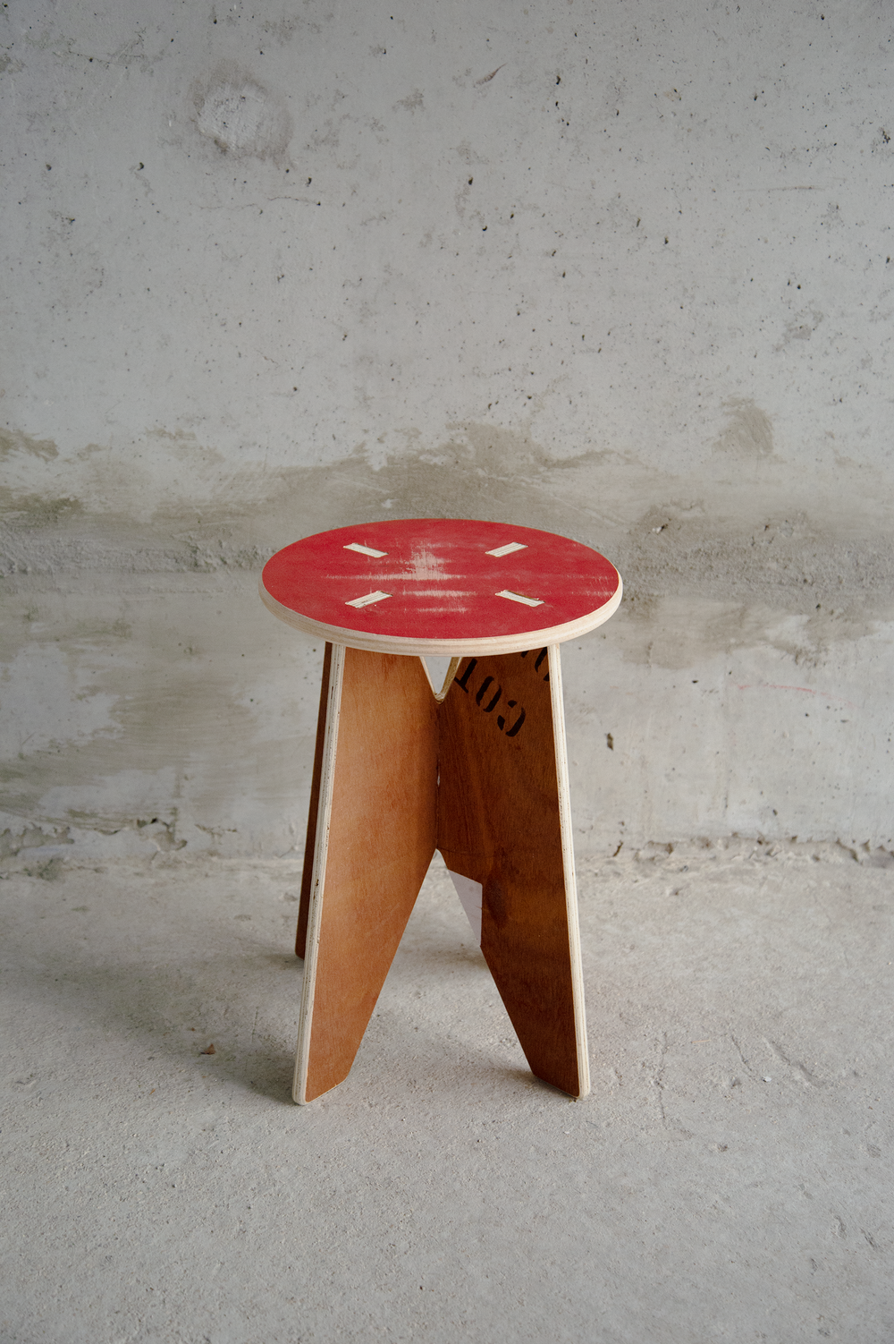 <alt="Tabouret Kozto en cours de fabrication dans l’atelier, assemblage de matériaux récupérés">