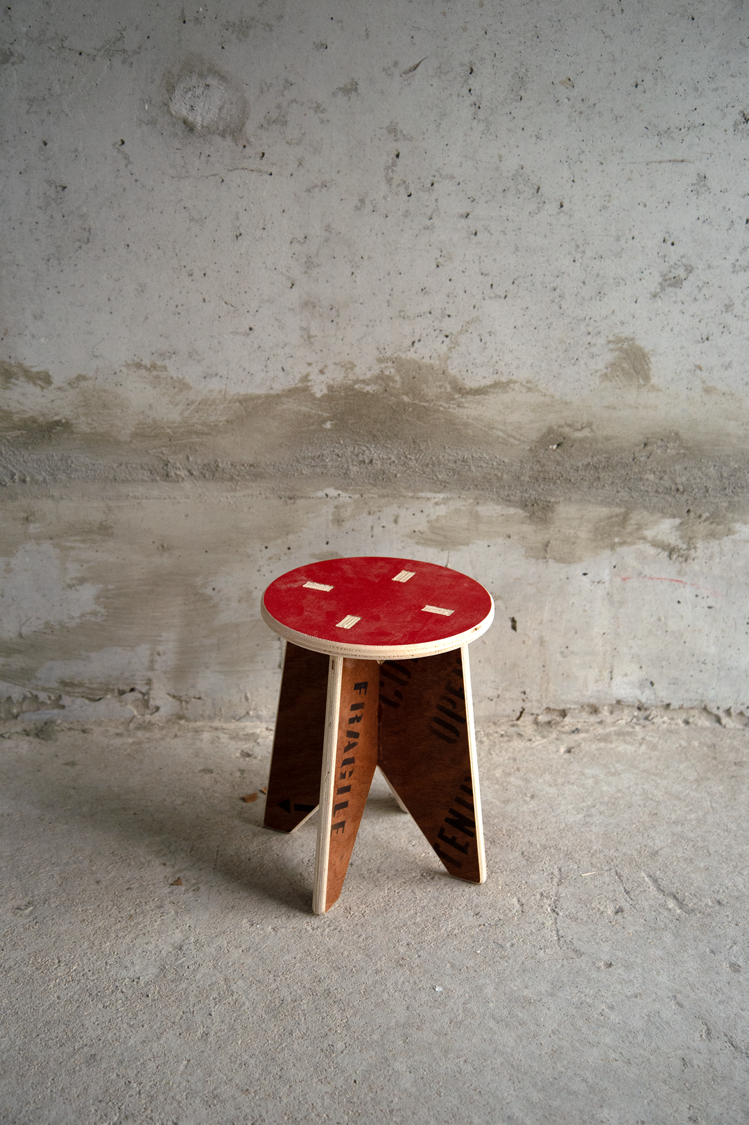 <alt="Tabouret Kozto conçu avec des pièces réutilisables en bois recyclé">