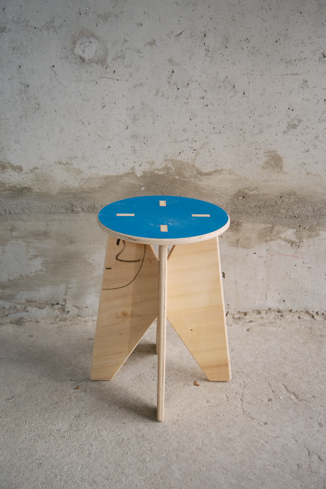 <alt="Tabouret Kozto utilisé dans un espace partagé, mobilier fonctionnel et responsable">