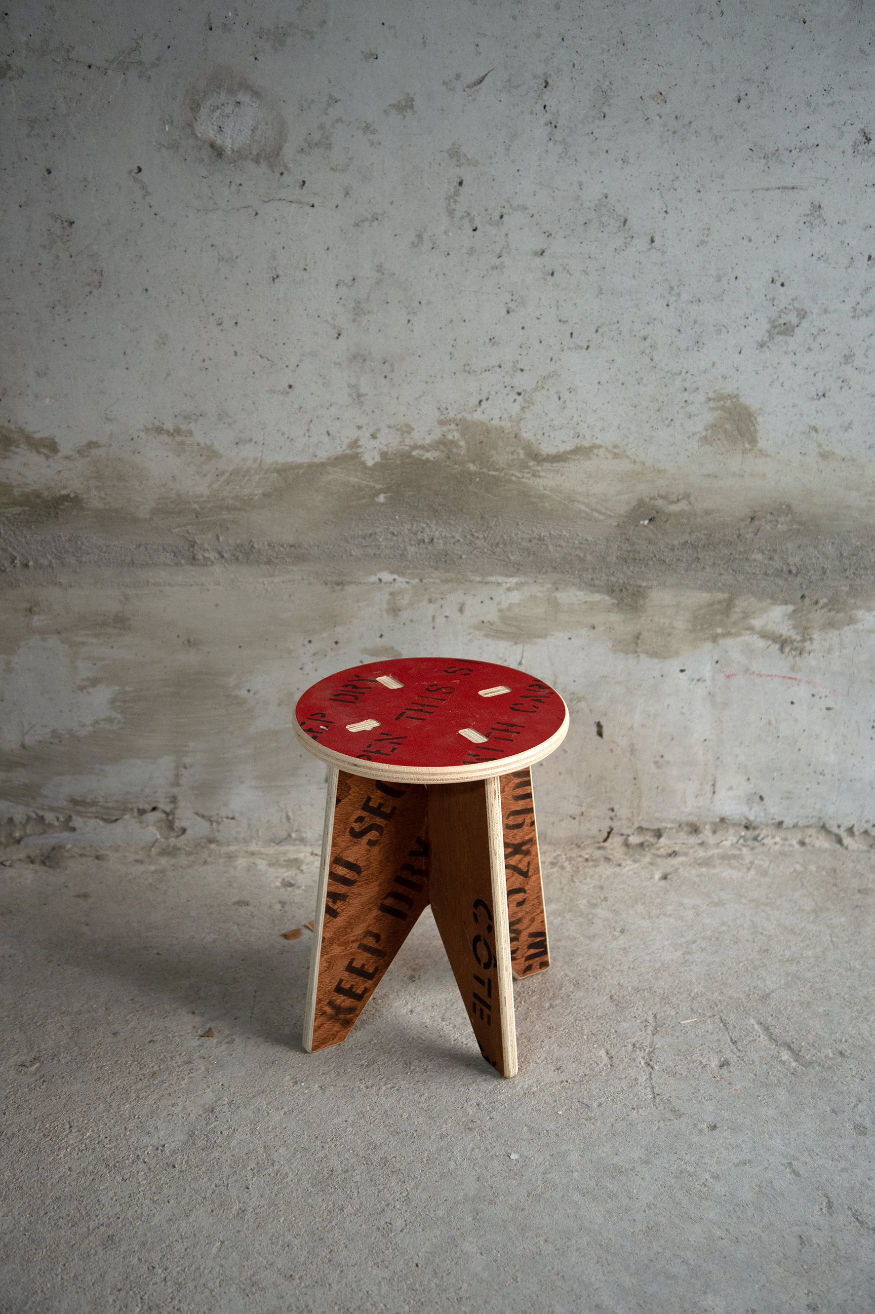 <alt="Tabouret issu du réemploi de matériaux, dans une démarche de design circulaire par Kozto">
