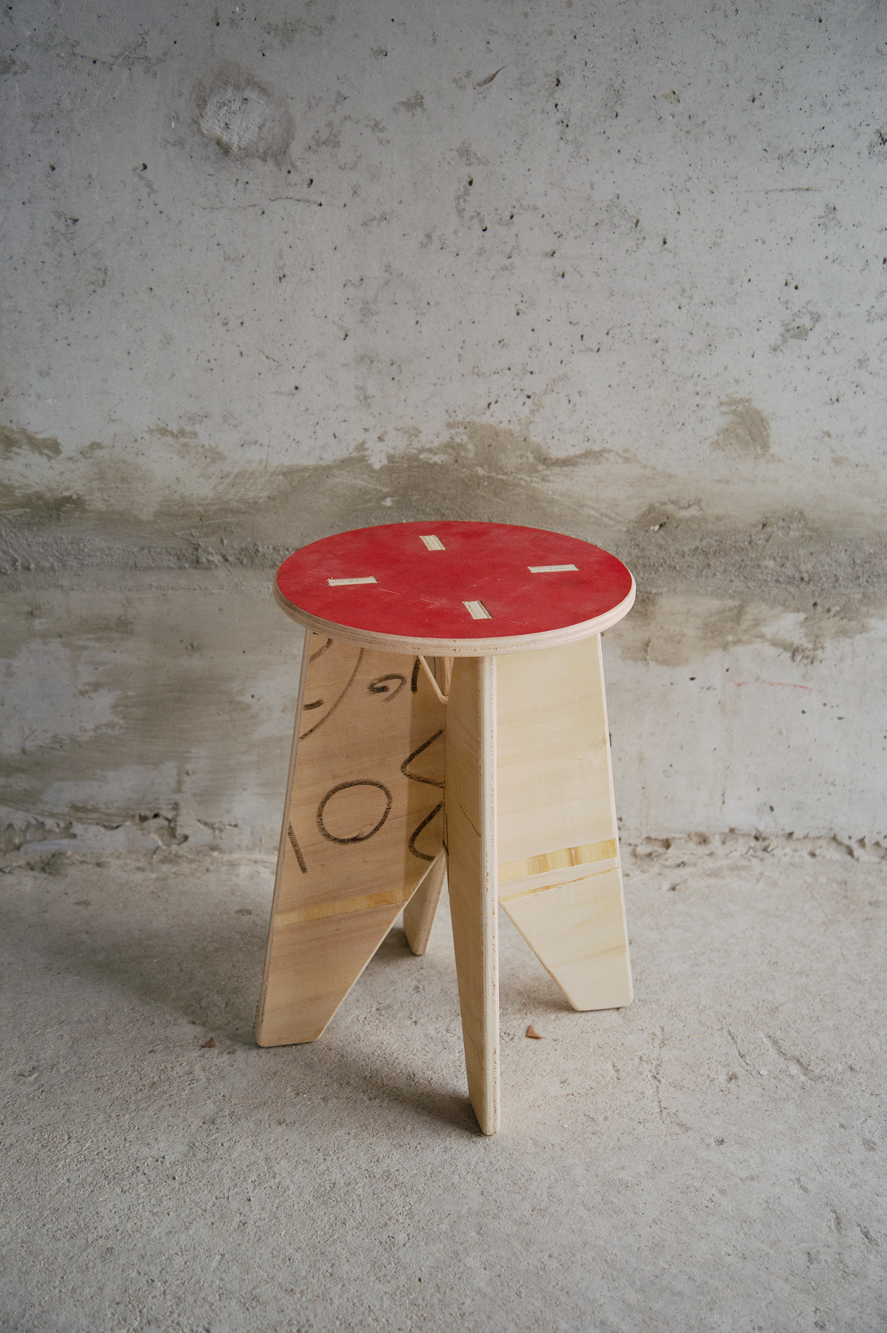 <alt="Tabouret Kozto utilisé dans un espace partagé, mobilier fonctionnel et responsable">