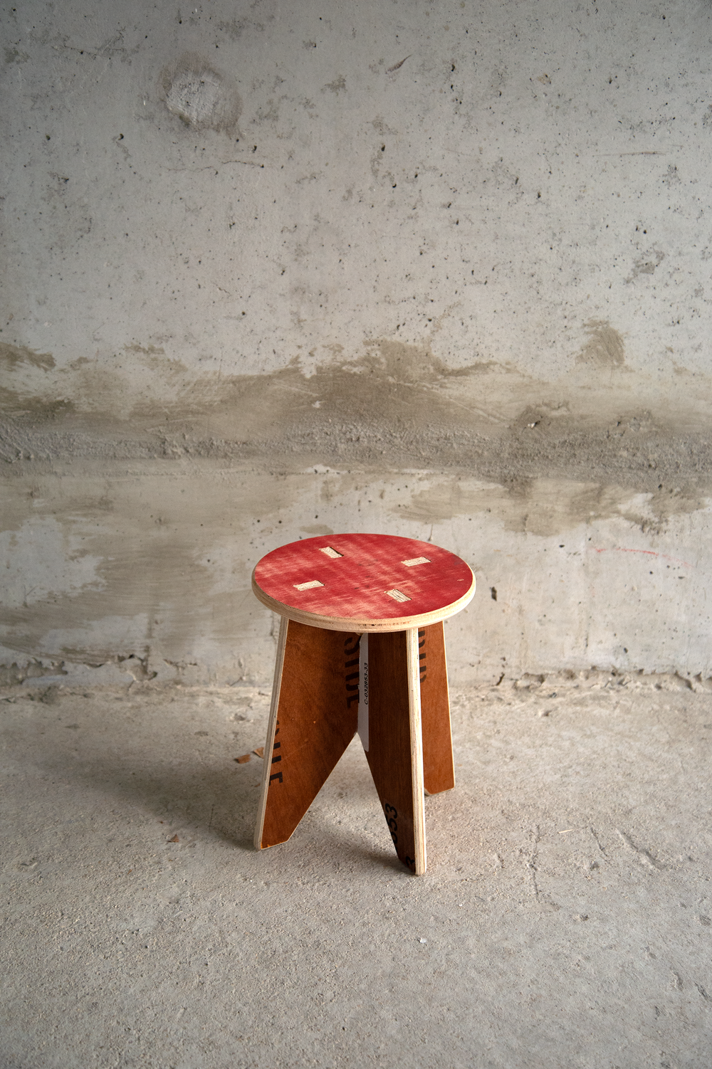 <src="kozto-tabouret-design-circulaire.jpg" alt="Tabouret issu du réemploi de matériaux, dans une démarche de design circulaire par Kozto">