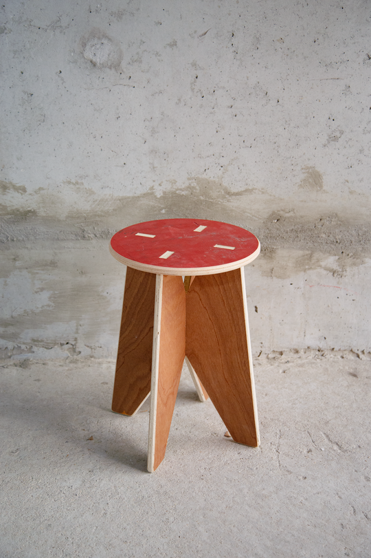 <alt="Tabouret Kozto utilisé dans un espace partagé, mobilier fonctionnel et responsable">