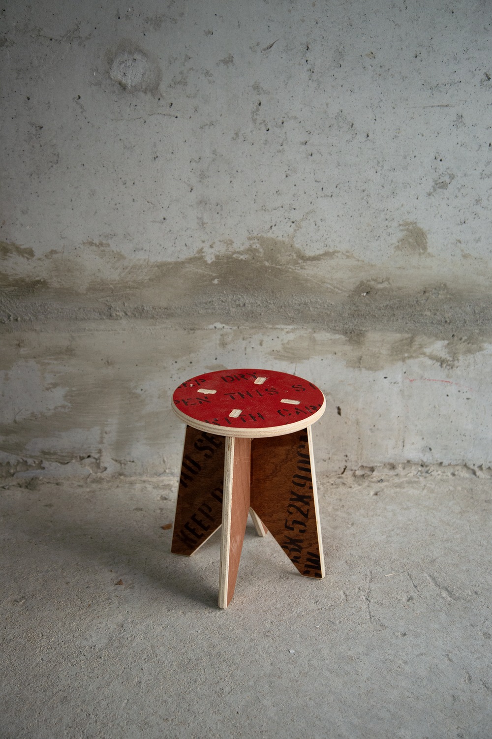 <alt="Tabouret issu du réemploi de matériaux, dans une démarche de design circulaire par Kozto">