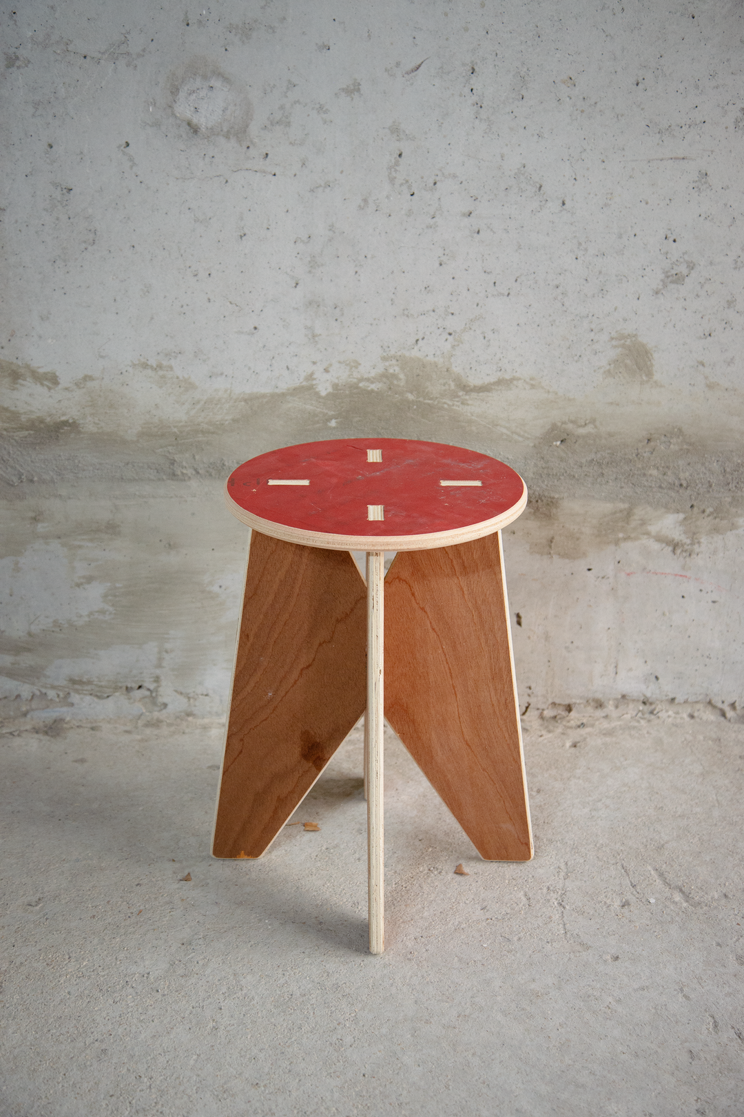 < alt="Tabouret issu du réemploi de matériaux, dans une démarche de design circulaire par Kozto">