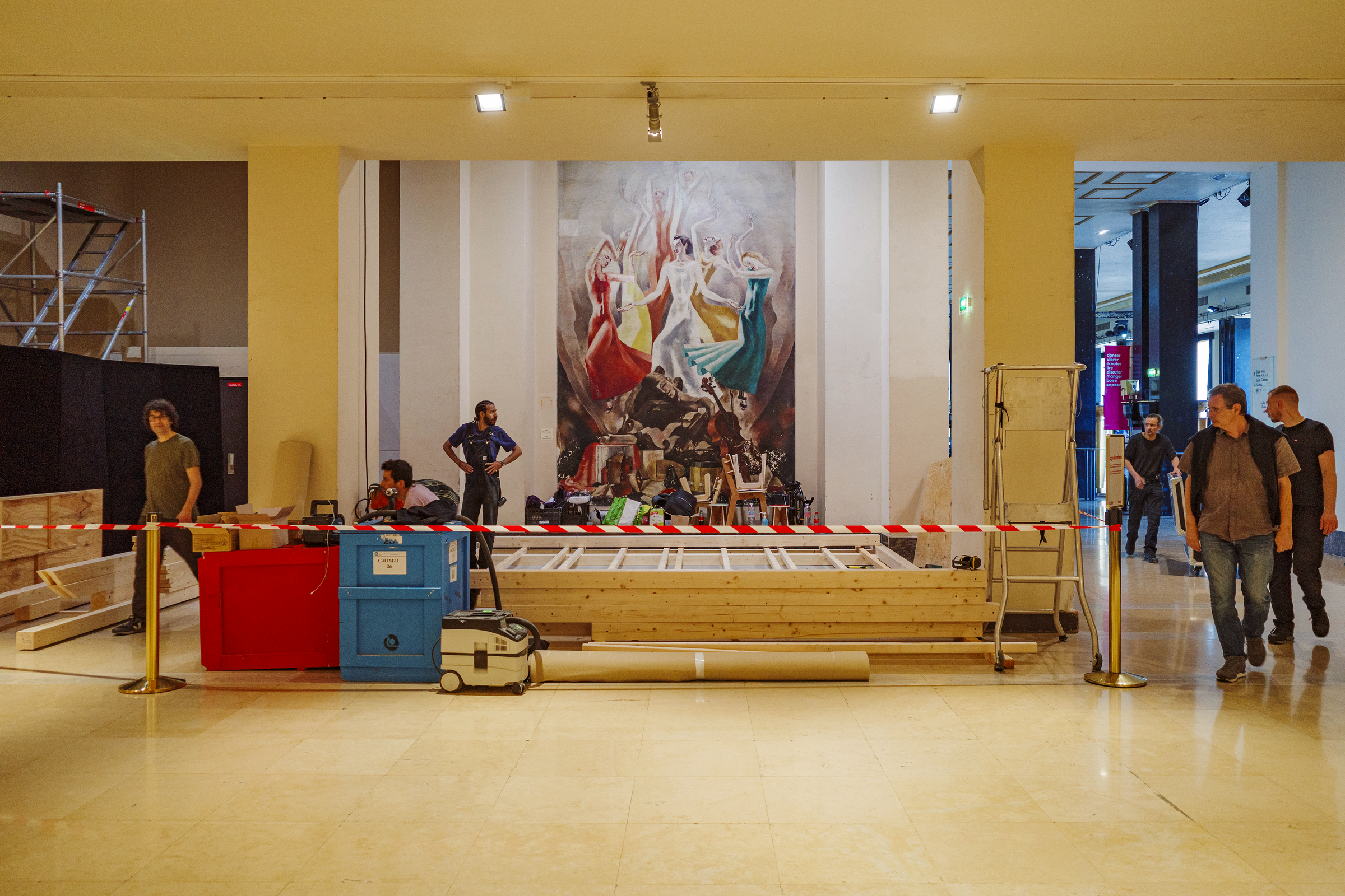 <alt="Espace pour enfants conçu par Kozto au Théâtre de Chaillot, mobilier en bois réemployé et aménagement ludique">