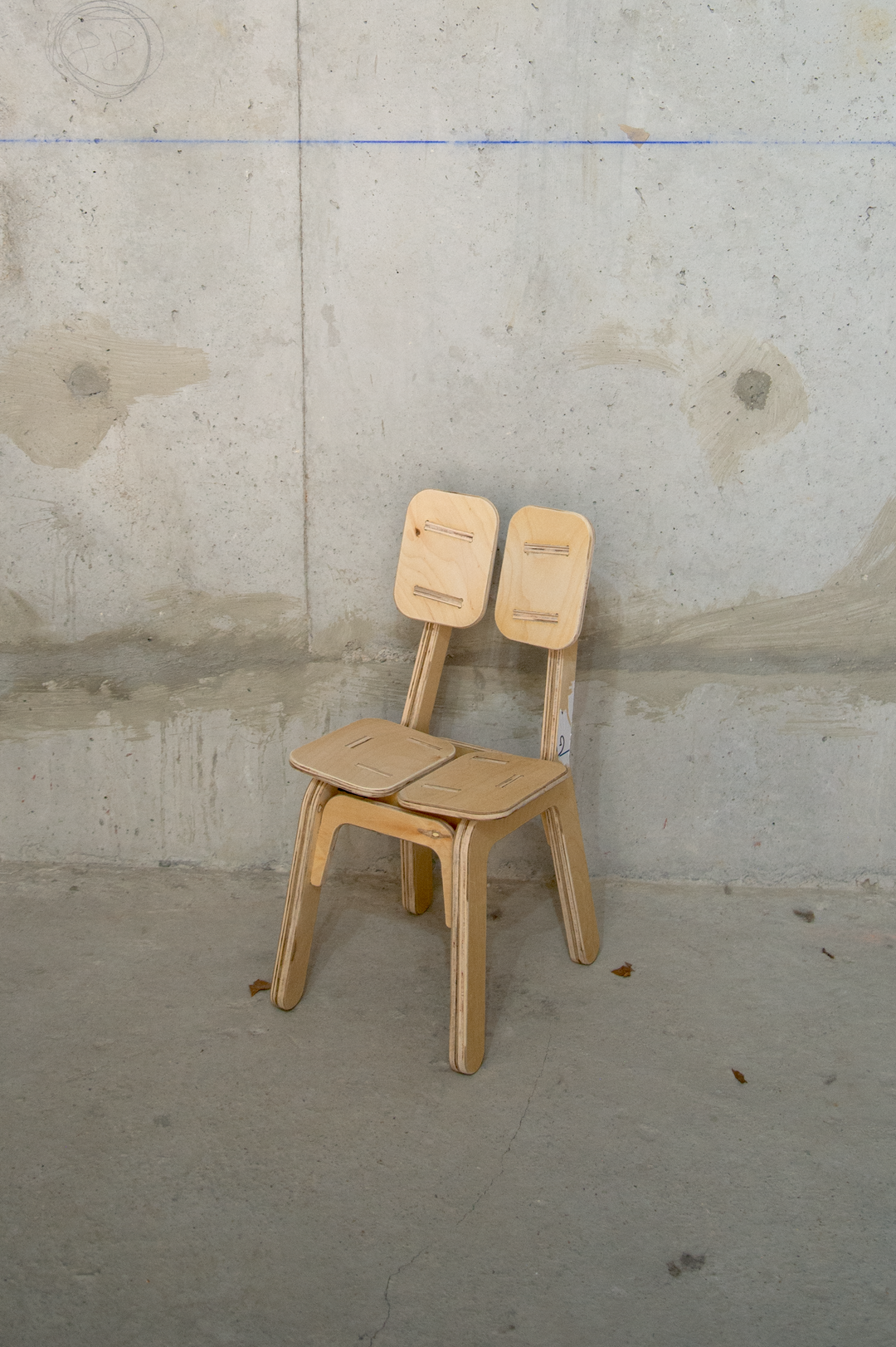 alt="Chaise CH-01 conçue par Kozto, en bois de réemploi avec structure épurée">